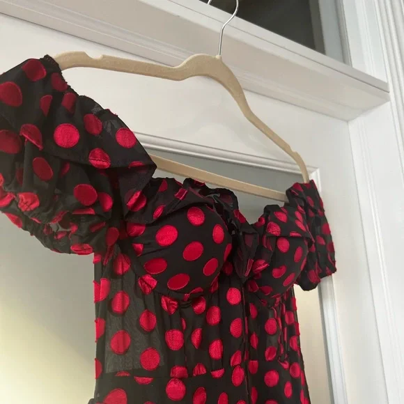 Black and red polka dot mini off the shoulder - Picture 5 of 5